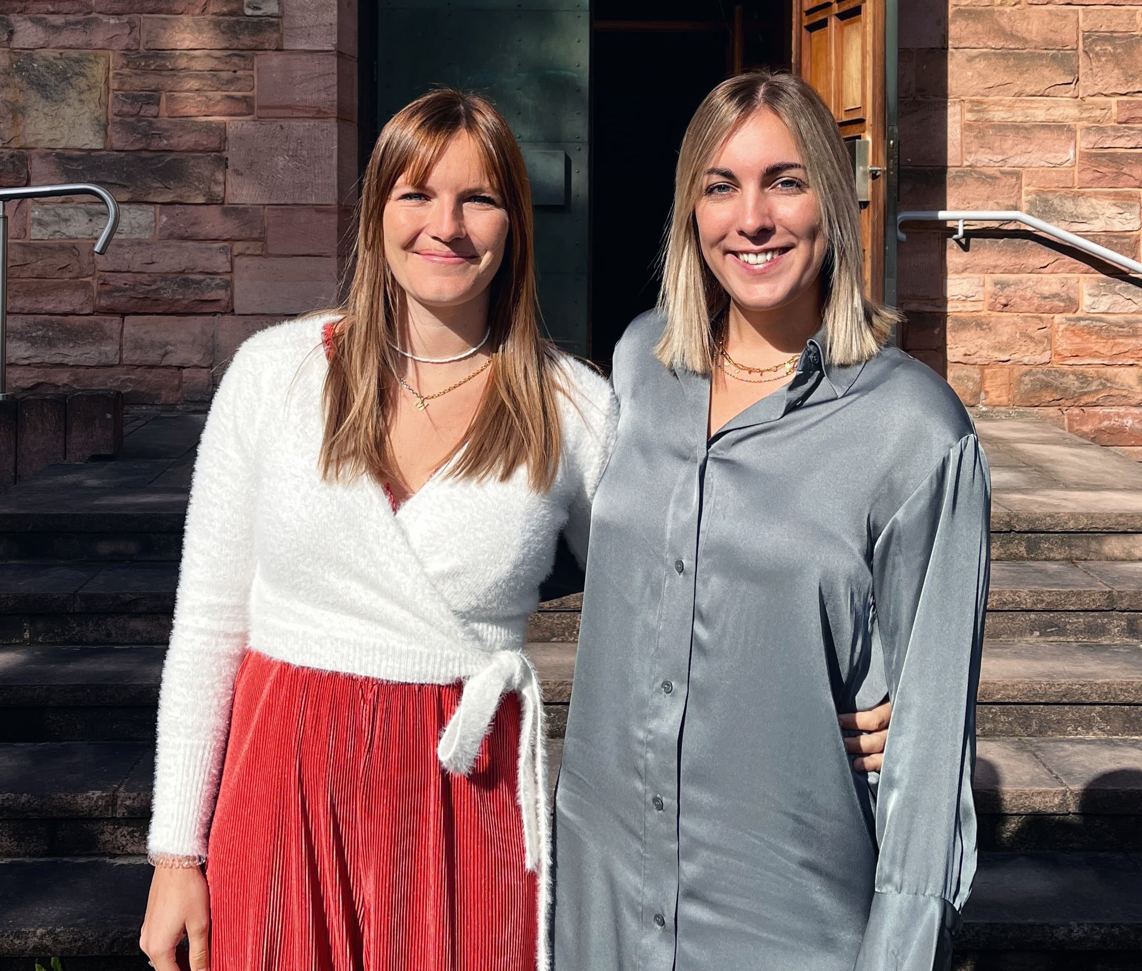 Marie und Anne gemeinsam vor einer Kirche