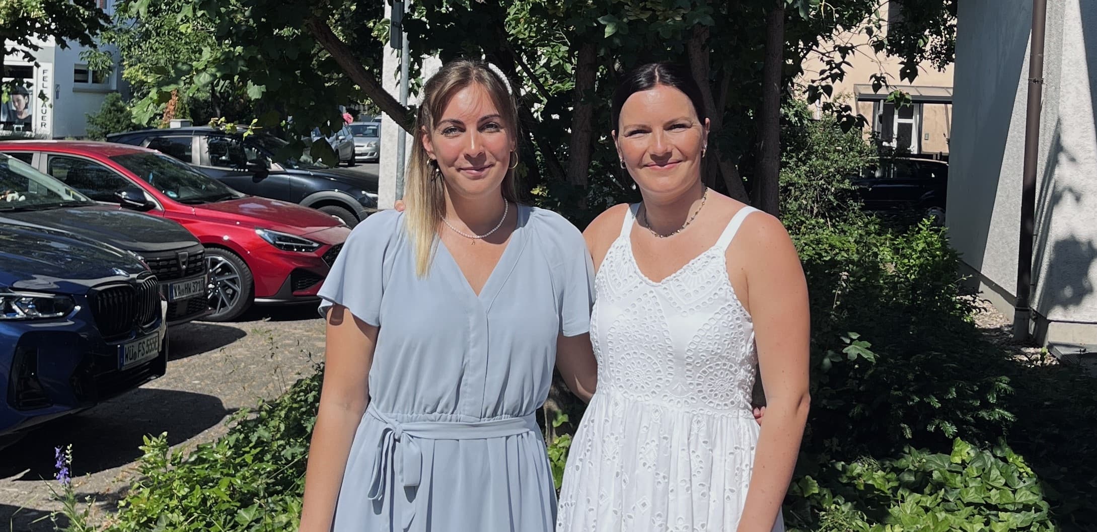 Marie und Anne gemeinsam im Freien